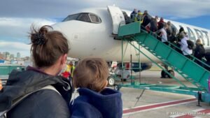 niño embarcando un avion